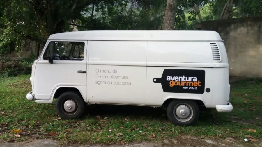 Kombi adesivada com a identidade visual da Aventura Gourmet — adesivagem de veículo da Do it! Print, Rio de Janeiro
