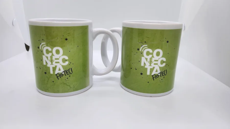 Canecas personalizadas em sublimação para o projeto Conecta Fiotec — brindes corporativos da Do it! Print