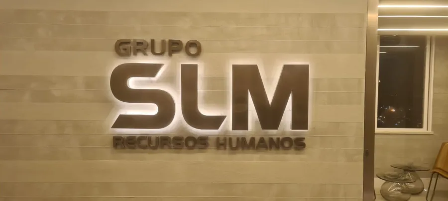 Letreiro em letras caixa retroiluminadas do Grupo SLM Recursos Humanos, instalado pela Do it! Print no Rio de Janeiro