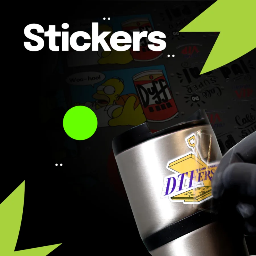 Sticker DTF UV sendo aplicado em copo térmico, com cartelas de adesivos personalizados ao fundo — Do it! Print